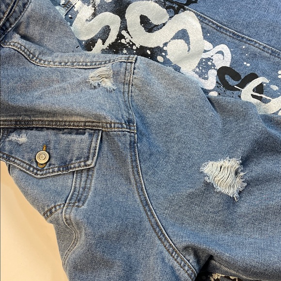 Five.By.Five Women’s Distressed Blue Denim Jacket With Girls on back Sz 3X - Picture 12 of 13